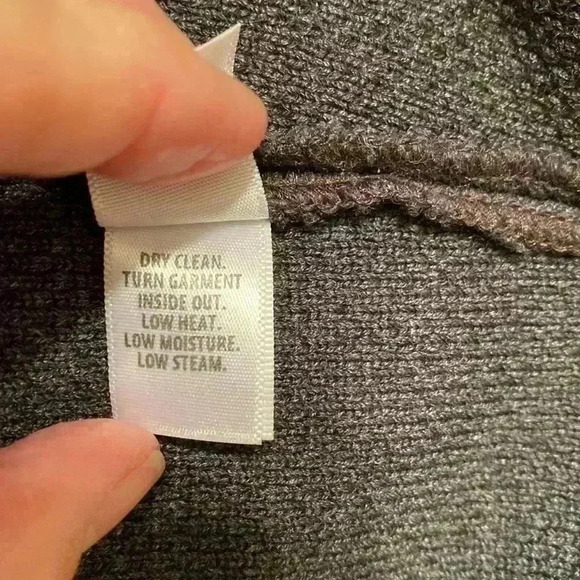 Woman’s Gray 2 Piece Sheath Style Dress Suit Unbranded in Size 10-12. - Picture 15 of 16